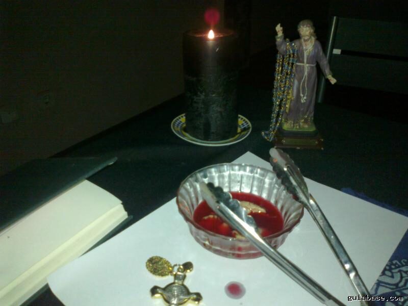 Altar de trabalho do Mestre Cruz com vela e imagem sagrada