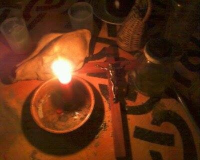 Ritual com vela acesa — trabalho espiritual do Mestre Cruz